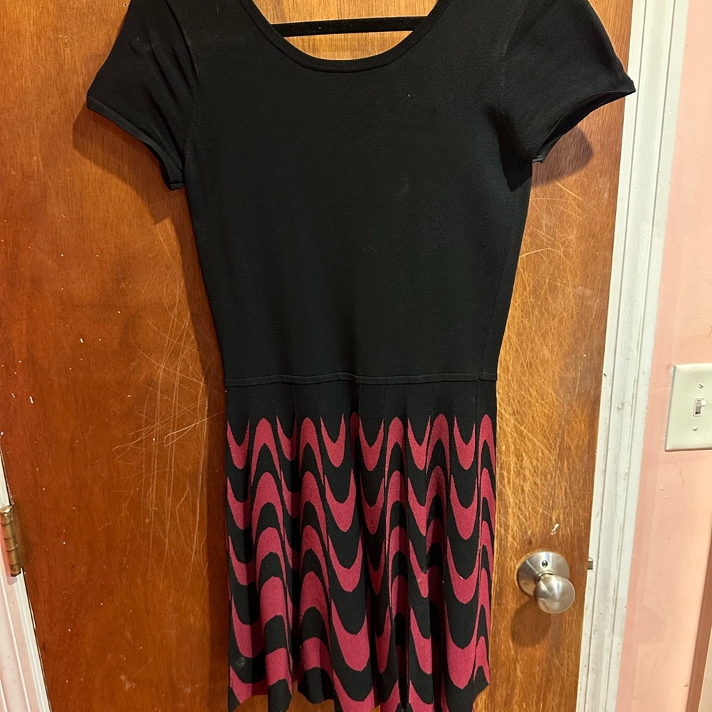 Parker Dress black and red patterned knit knee length dress size S